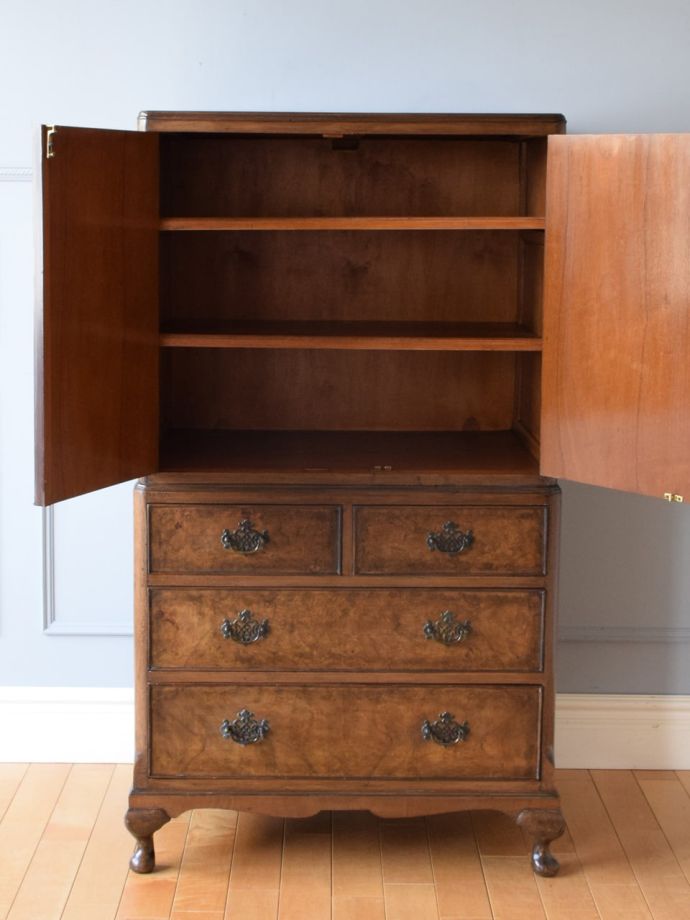 アンティークキャビネットの扉の中