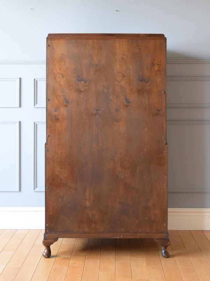 カップボードチェストの後ろ姿