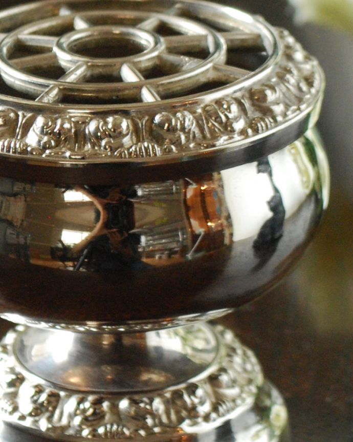 アンティーク 真鍮の雑貨　アンティーク雑貨　アンティークのシルバープレートの花留め付きフラワーベース、英国銀アイテム（花器）。あっという間にアレンジメントが楽しめる器花留めが付いたシルバープレートのフラワーベース。(k-3060-z)