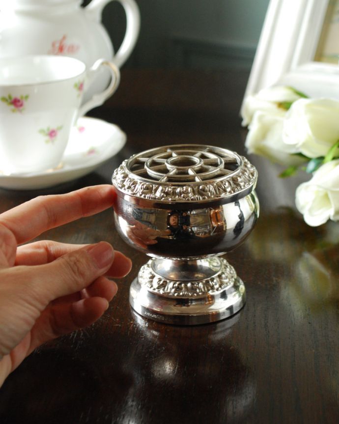 アンティーク 真鍮の雑貨　アンティーク雑貨　アンティークのシルバープレートの花留め付きフラワーベース、英国銀アイテム（花器）。優しく輝くアンティークのシルバープレートアンティークなので、多少の欠け・傷がある場合がありますが、使用上問題はありませんのでご了承下さい。(k-3060-z)