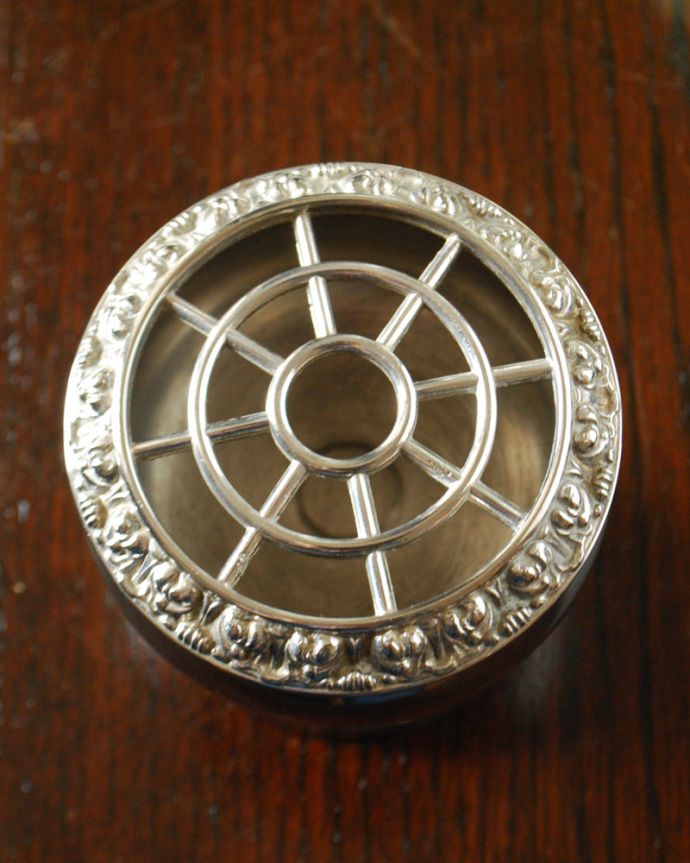 アンティーク 真鍮の雑貨　アンティーク雑貨　アンティークのシルバープレートの花留め付きフラワーベース、英国銀アイテム（花器）。上から見るとフタは取り外しが出来るので、取り扱いもラクで実用的にお使い頂けます。(k-3060-z)