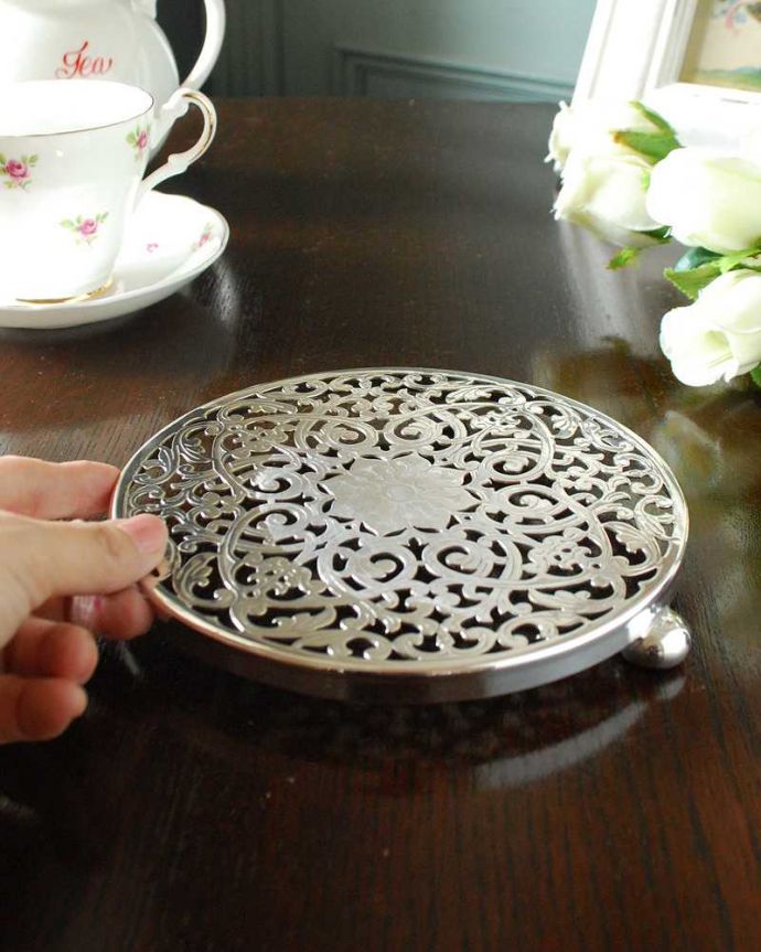 アンティーク シルバー製 アンティーク雑貨 英国の銀雑貨、装飾が美しいアンティークシルバーのトリベット(鍋敷き) 。ちゃんと使えます実際にお使いいただけます。(k-3061-z)