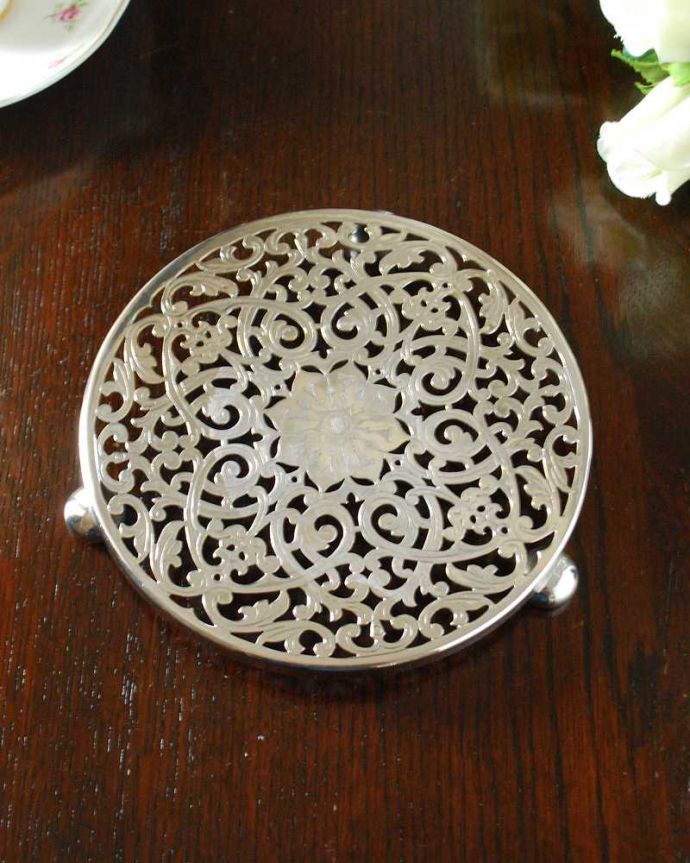 アンティーク シルバー製 アンティーク雑貨 英国の銀雑貨、装飾が美しいアンティークシルバーのトリベット(鍋敷き) 。上から見ると…アンティークなので多少のキズ・汚れがある場合がありますが使用上問題はありませんので、ご了承下さい。(k-3061-z)