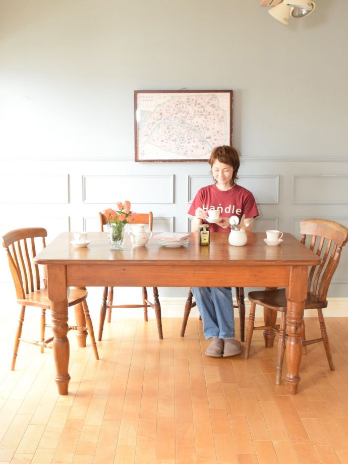 アンティークのダイニングテーブル