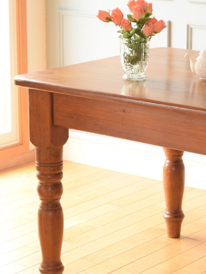 アンティーク家具らしさが漂うテーブル