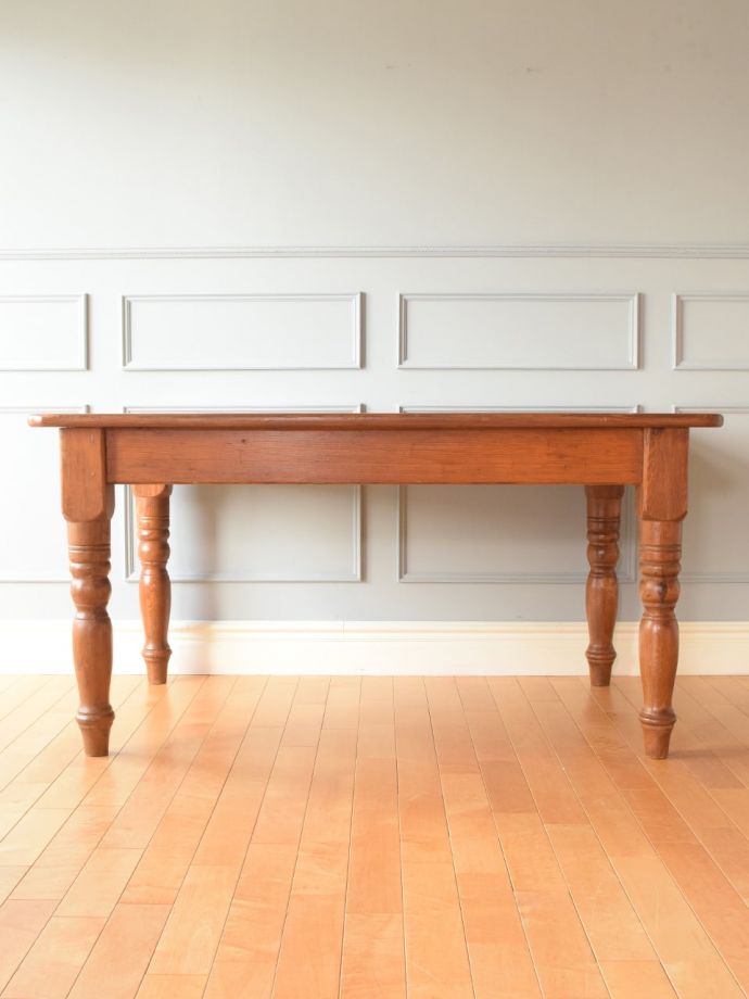 ダイニングテーブルの側面