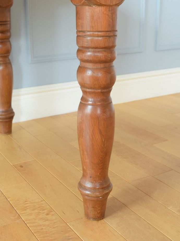 ダイニングテーブルの脚