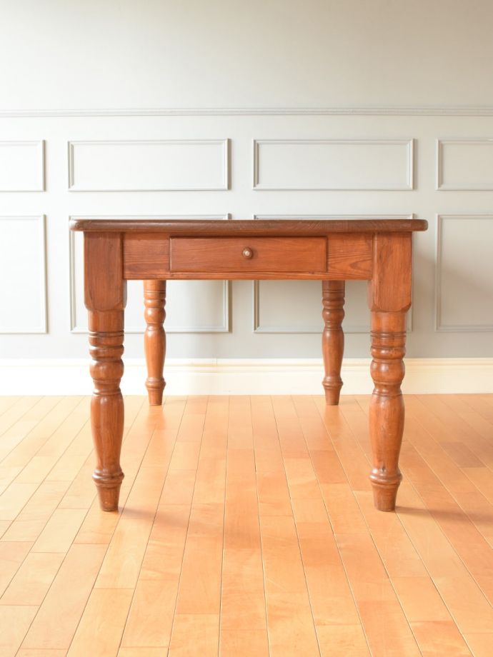 ダイニングテーブルの後ろ姿