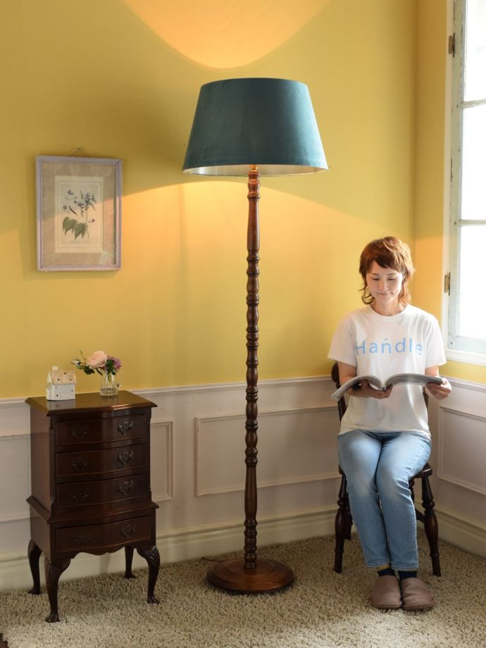 フロアランプの優しい灯り