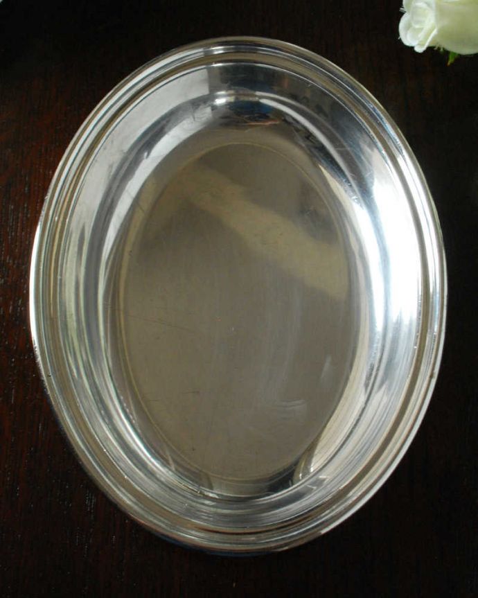 アンティーク シルバー製　アンティーク雑貨　英国の銀アイテム、アンティークシルバーのオーバルボウル（トレイ）。上から見るとこんな感じですアンティークなので多少のキズ・汚れがある場合がありますが、使用上問題はありませんので、ご了承下さい。(k-3063-z)