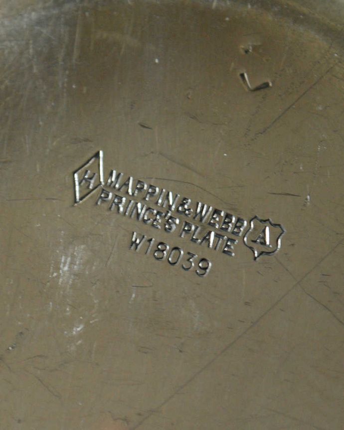 アンティーク シルバー製　アンティーク雑貨　英国の銀アイテム、アンティークシルバーのオーバルボウル（トレイ）。裏側には品質の証刻印が彫ってあります。(k-3063-z)