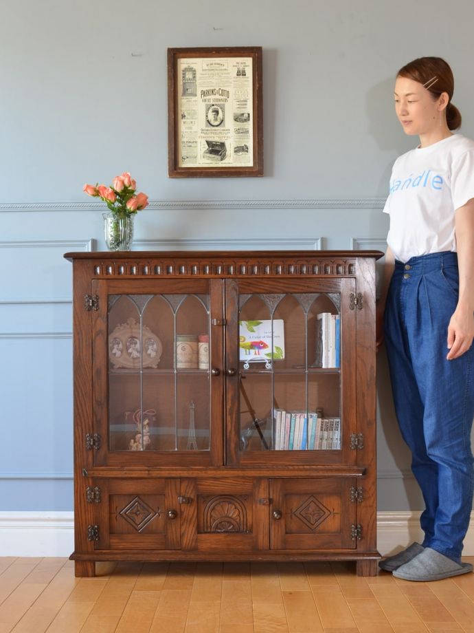 英国アンティークのキャビネット