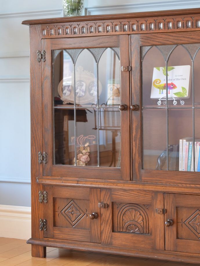 アンティーク家具らしさが漂うキャビネット