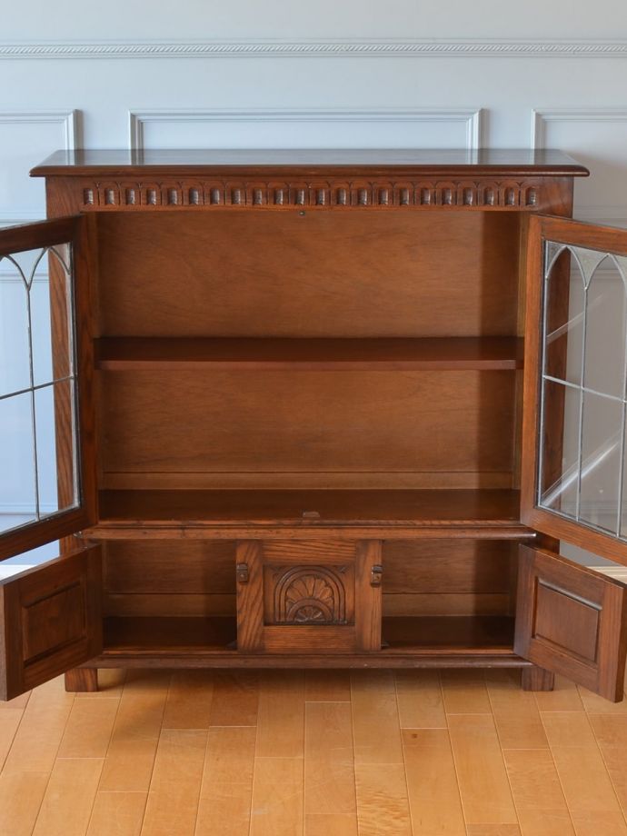 アンティークキャビネット扉の中