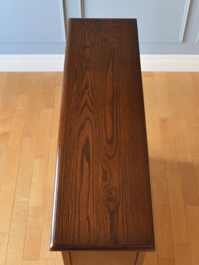 アンティークのキャビネットの天板