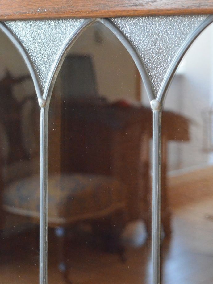 キャビネットの美しいガラス扉