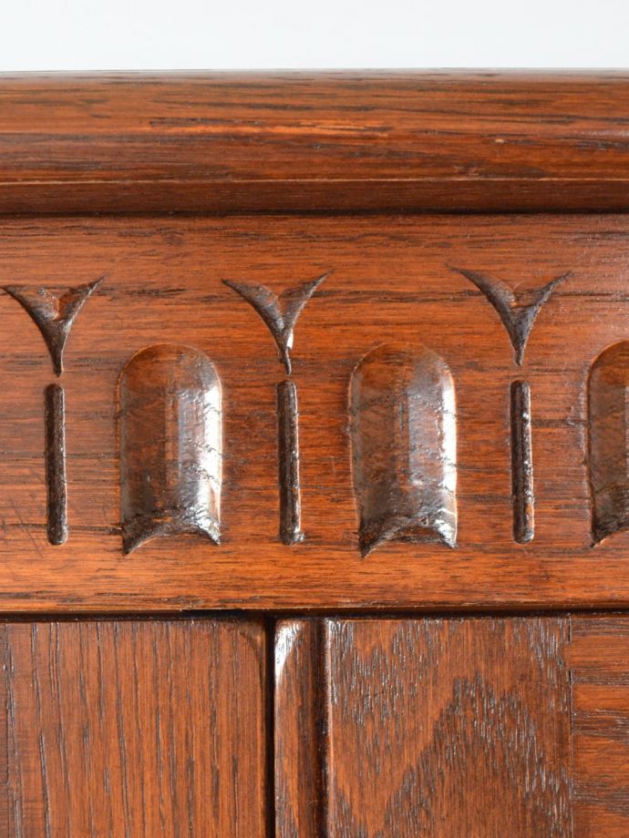 英国アンティーク家具らしい装飾