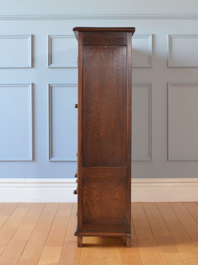 キャビネットの側面