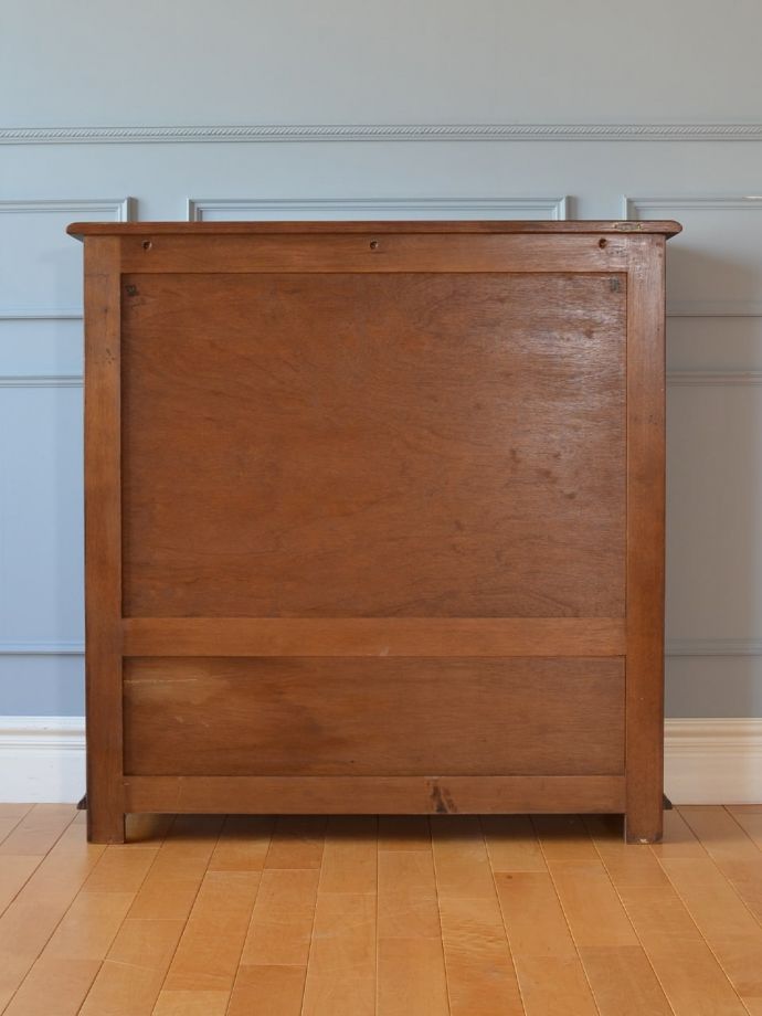 ガラスキャビネットの後ろ姿