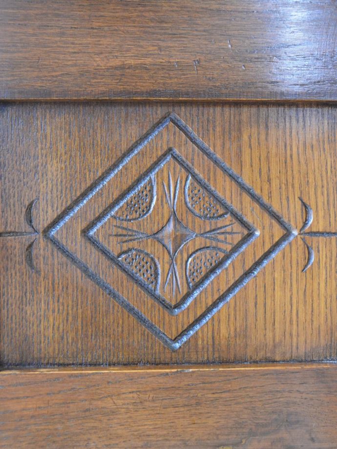 ガラスキャビネットの装飾