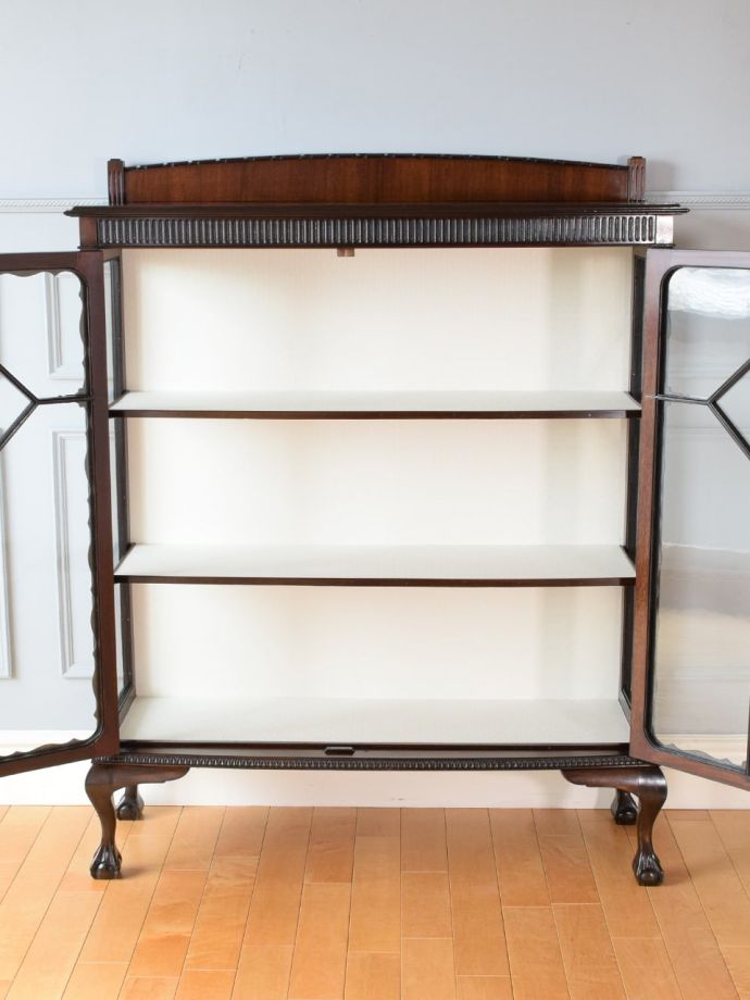 ガラスキャビネットの扉の中