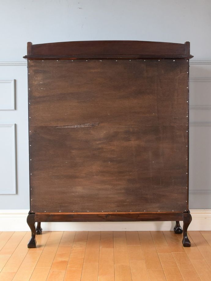 キャビネットの後ろ姿