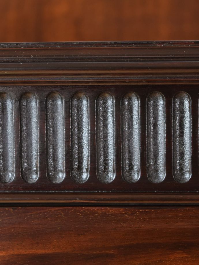 英国アンティーク家具らしい彫