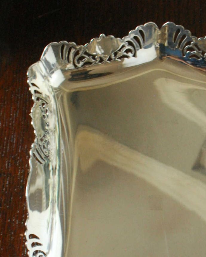 アンティーク シルバー製　アンティーク雑貨　英国の銀アイテム、透かし彫りがキレイなアンティークシルバープレートの脚付きトレイ。テーブルがパッと華やかに貴重だったシルバーで作られたテーブルウェア。(k-3066-z)