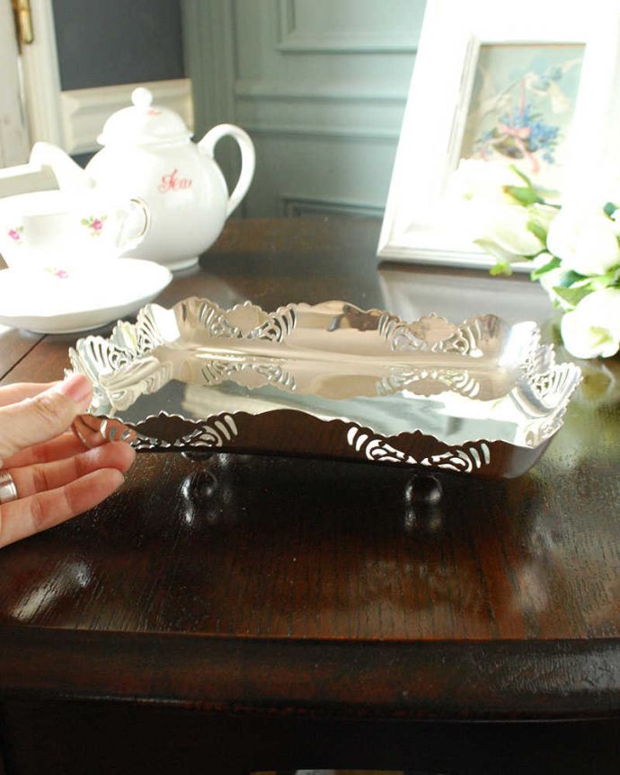 アンティーク シルバー製　アンティーク雑貨　英国の銀アイテム、透かし彫りがキレイなアンティークシルバープレートの脚付きトレイ。たっぷり乗せれる大きめサイズいろんなもの乗せて使える大きなトレイ。(k-3066-z)