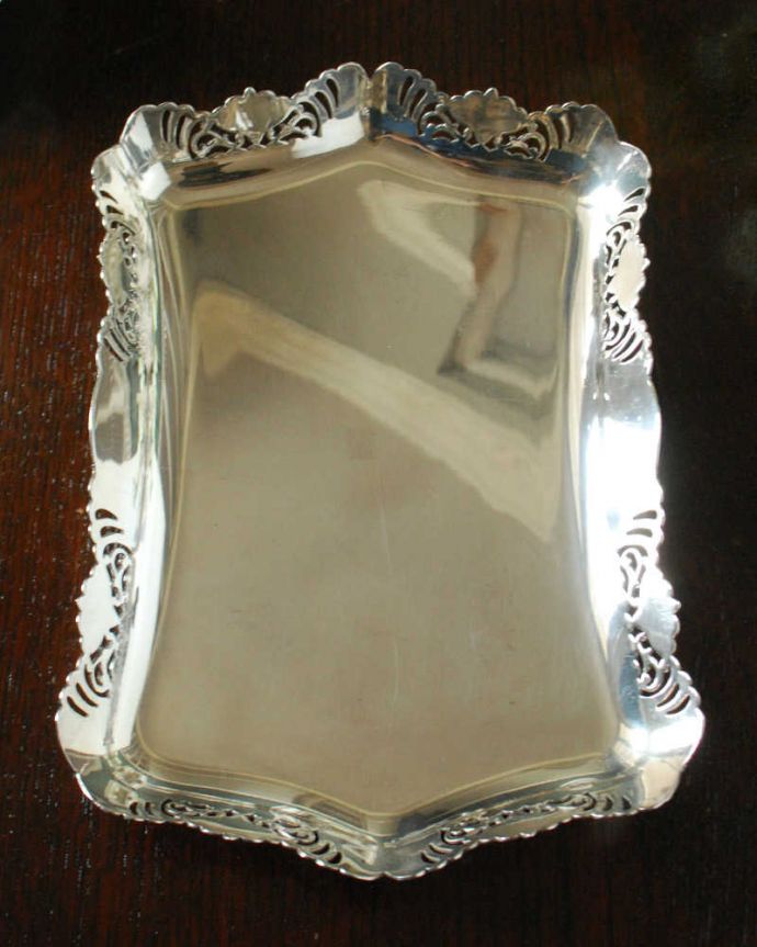 アンティーク シルバー製　アンティーク雑貨　英国の銀アイテム、透かし彫りがキレイなアンティークシルバープレートの脚付きトレイ。上から見るとこんな感じですアンティークなので多少のキズ・汚れがある場合がありますが、使用上問題はありませんので、ご了承下さい。(k-3066-z)