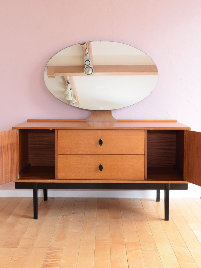 ビンテージ家具の扉の中