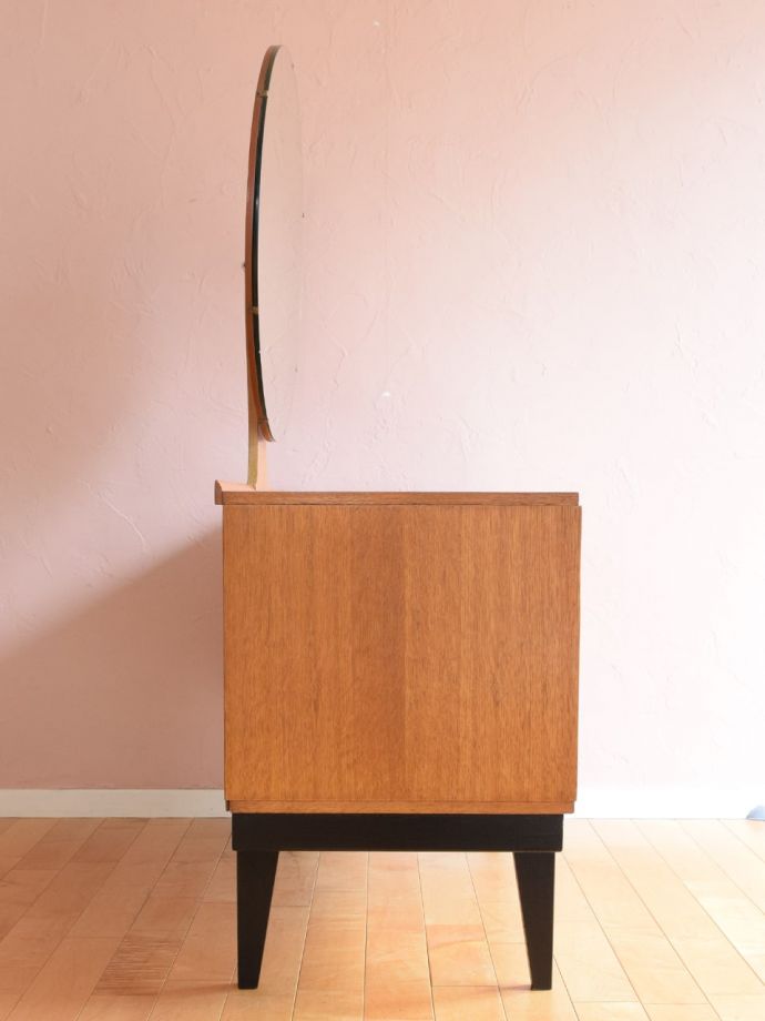 ドレッサーの側面