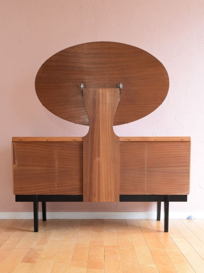 ドレッサーの後ろ姿