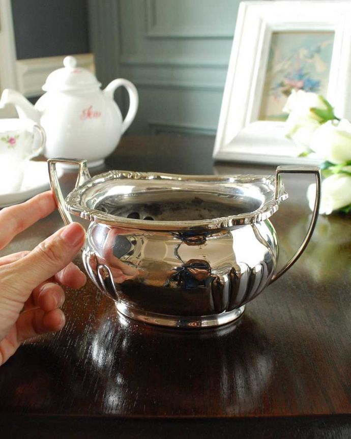 アンティーク シルバー製 アンティーク雑貨 英国アンティークシルバープレート、持ち手付きの上品なシュガーボウル。高級だったお砂糖を入れるための器昔はとても高級だったお砂糖は、大きな塊を砕いて使っていたのでサイズがとっても大きいので、使い方は自由です。(k-3067-z)