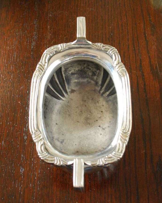 アンティーク シルバー製 アンティーク雑貨 英国アンティークシルバープレート、持ち手付きの上品なシュガーボウル。中をのぞいてみると・・・アンティークのため、多少の欠け・傷がある場合がありますが、使用上問題はありませんので、ご了承下さい。(k-3067-z)