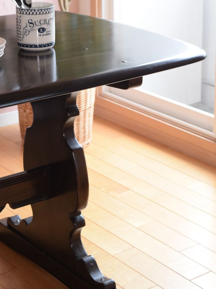 アーコール社のダイニングテーブル