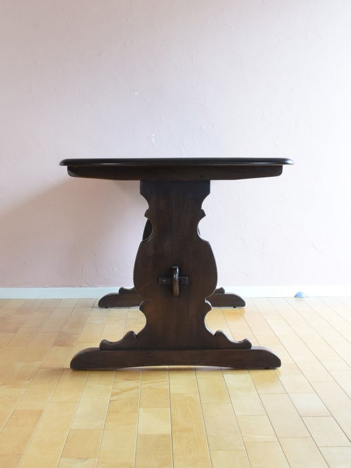 ビンテージテーブルの側面