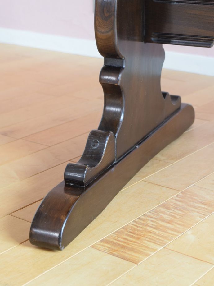 アーコールのテーブルの脚