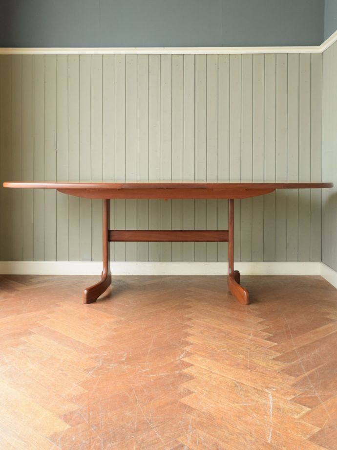 広げた伸長式テーブル