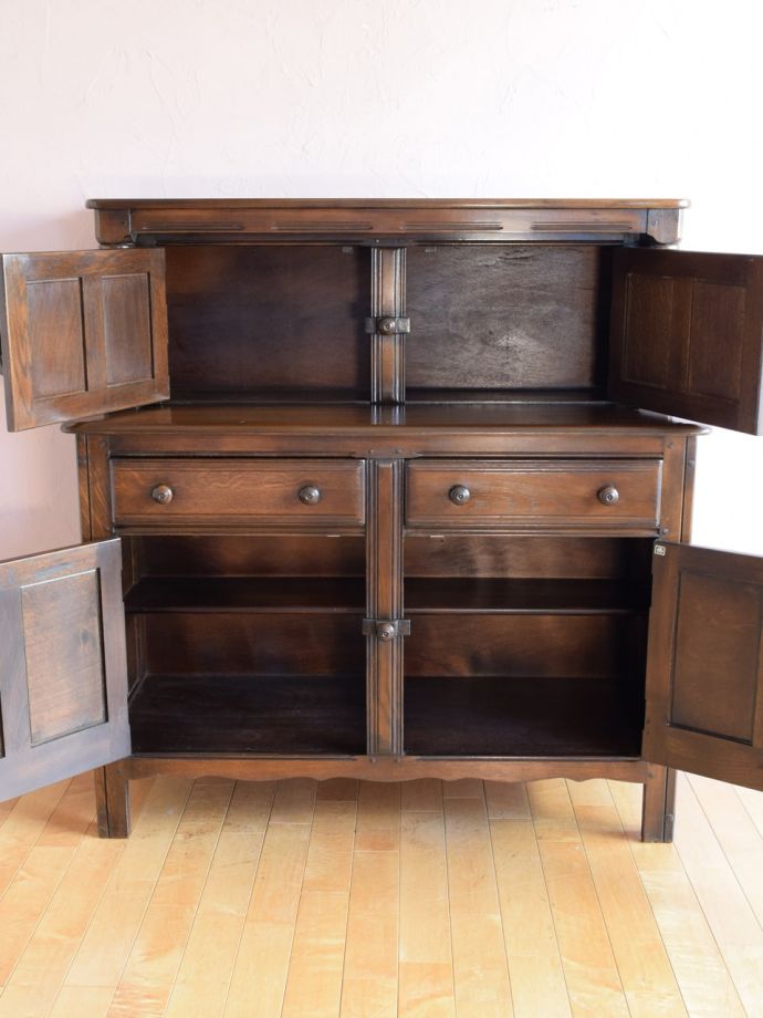 アーコールのキャビネットの扉の中