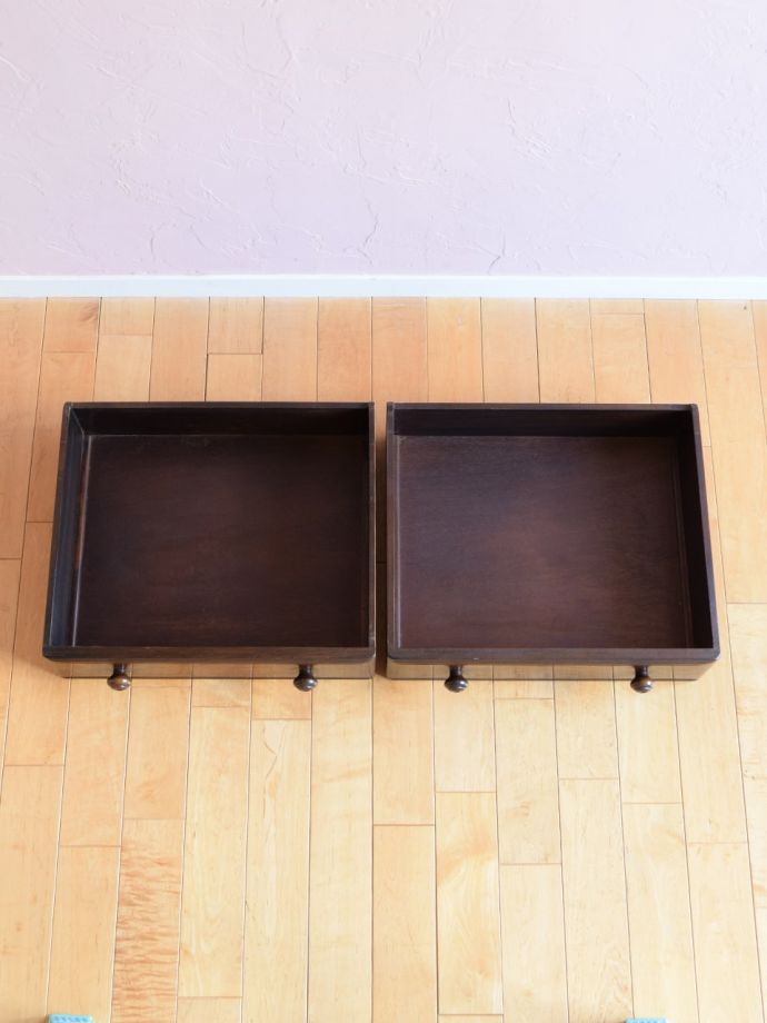 サイドボードの引き出しの中