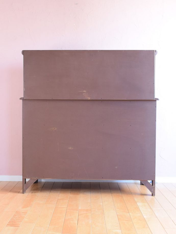 ビンテージキャビネットの後ろ姿