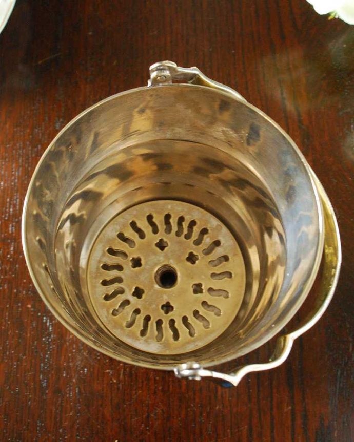 アンティーク シルバー製　アンティーク雑貨　英国の銀アイテム、アンティークシルバーのワインクーラー（アイスボックス）。上から見るとこんな感じですアンティークなので多少のキズ・汚れがある場合がありますが、使用上問題はありませんので、ご了承下さい。(k-3072-z)