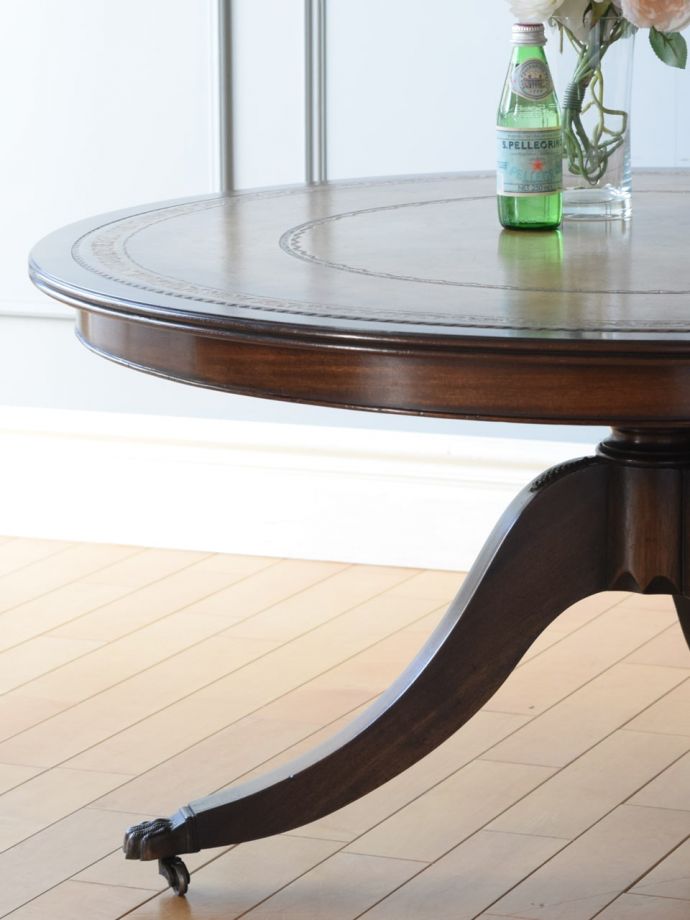 英国のアンティーク家具らしいデザイン