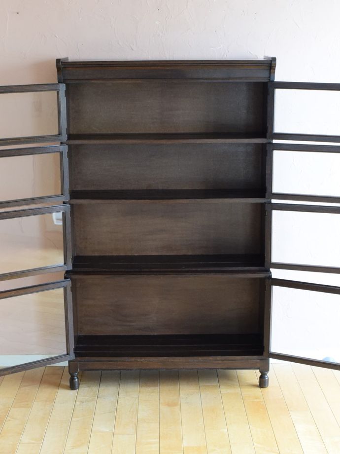 アンティーク本棚の扉の中