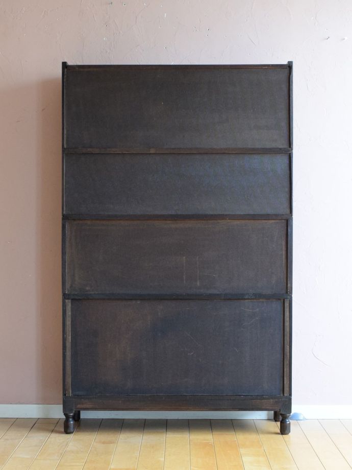 キャビネットの後ろ姿