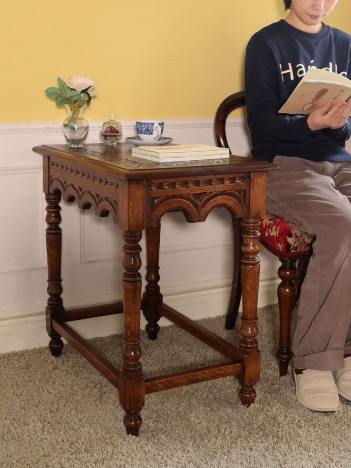 アンティークのオケージョナルテーブル