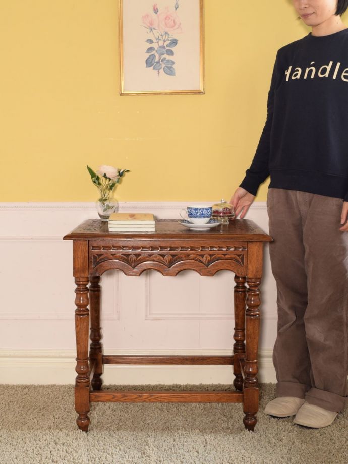 アンティークのオケージョナルテーブル