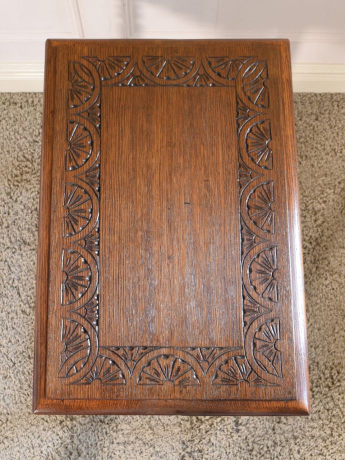 アンティークのサイドテーブルの天板