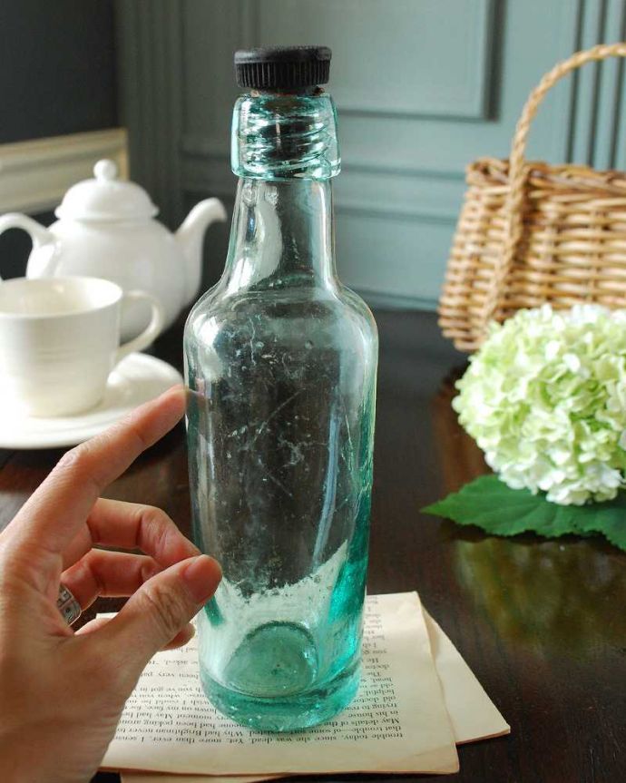 アンティーク ガラスボトル アンティーク雑貨 フタ付きのアンティークガラスボトル(MANCHESTER)。後ろ側を見ると・・・なんとなくゆがんでいたり、気泡が入っていたり・・・そこがアンティークらしさです。(k-3077-z)